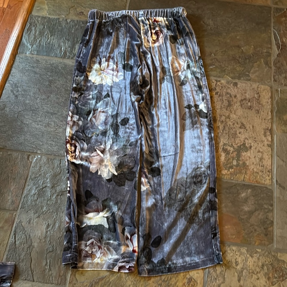 Gorgeous JWLA Velvet Pant in a awesome floral print. Purplish Grey color. NWOT
